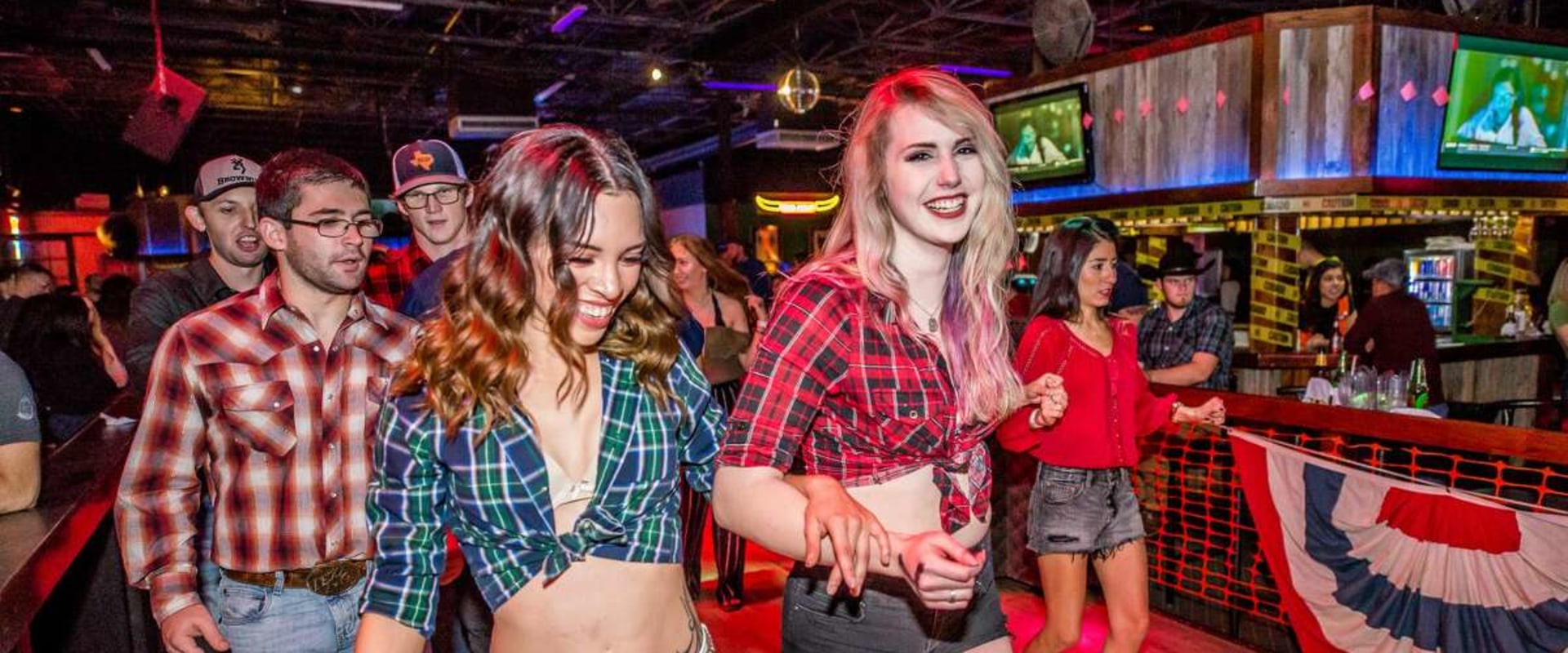 What Type of Music Does the Country Bar in San Antonio, Texas Play?