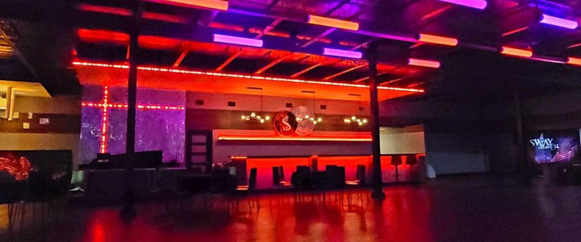 What Decorations Can I Bring to a Country Bar in San Antonio, Texas?